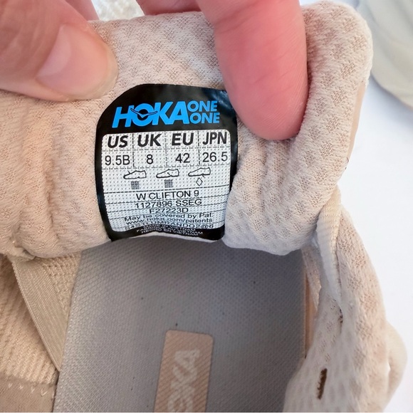 Hoka Women’s Clifton 9 running shoes in beige shifting sand / eggnog, size 9.5 B - Picture 6 of 7